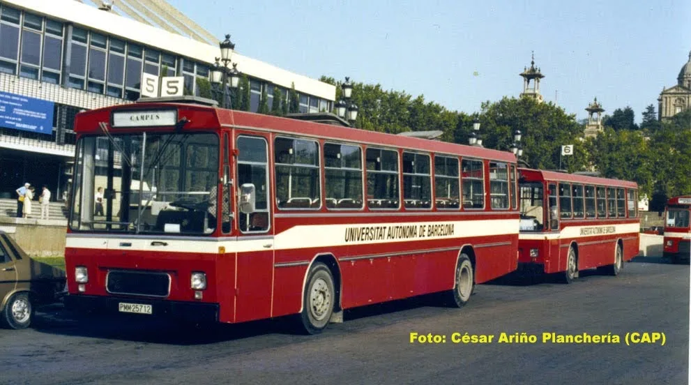 Le numéro 25 et un véhicule frère devant le parc des expositions de Montjuïc pendant les Jeux olympiques de Barcelone de 1992.