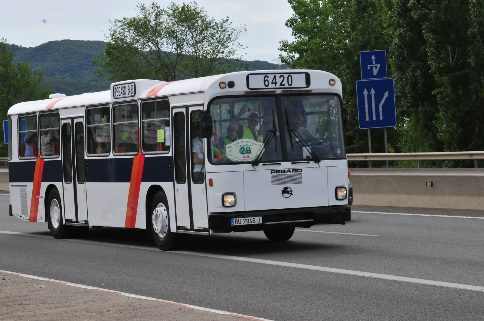 Das Fahrzeug auf der C-17 Richtung Caldes de Montbui bei der Oldtimerbus-Rallye.