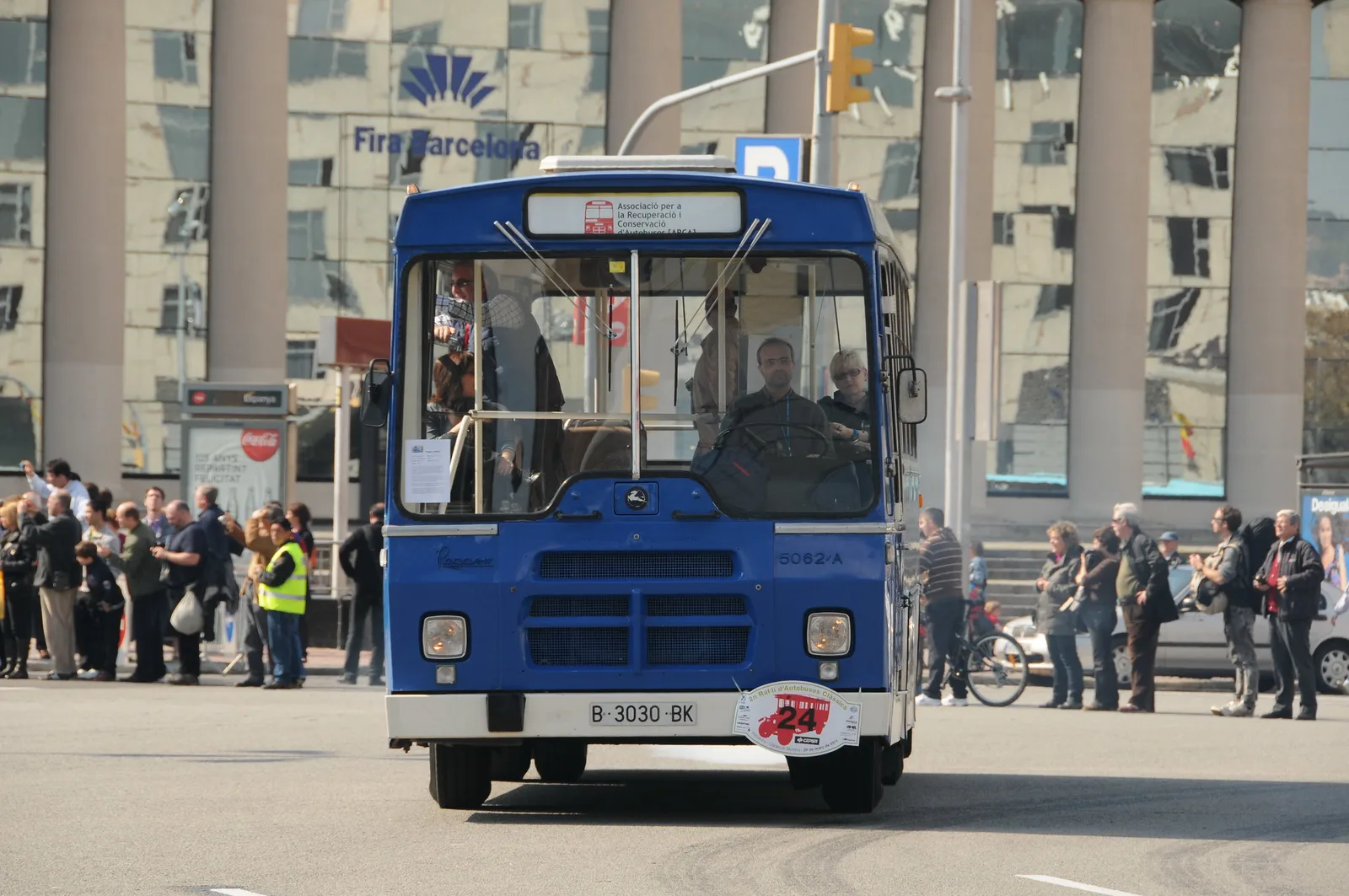 Autobús clàssic blau en una exposició a Barcelona