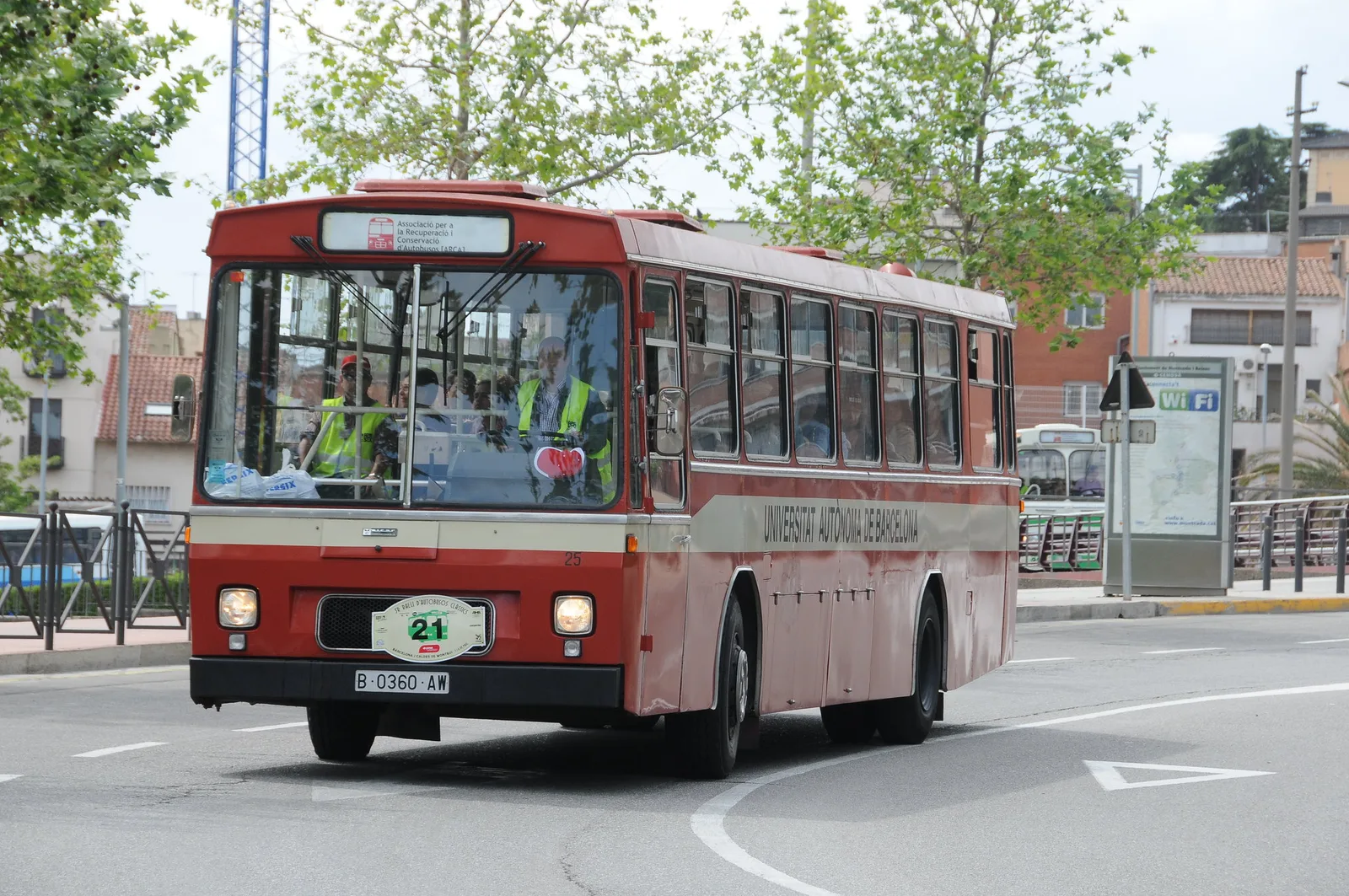 Autobús clàssic vermell de la línia 21