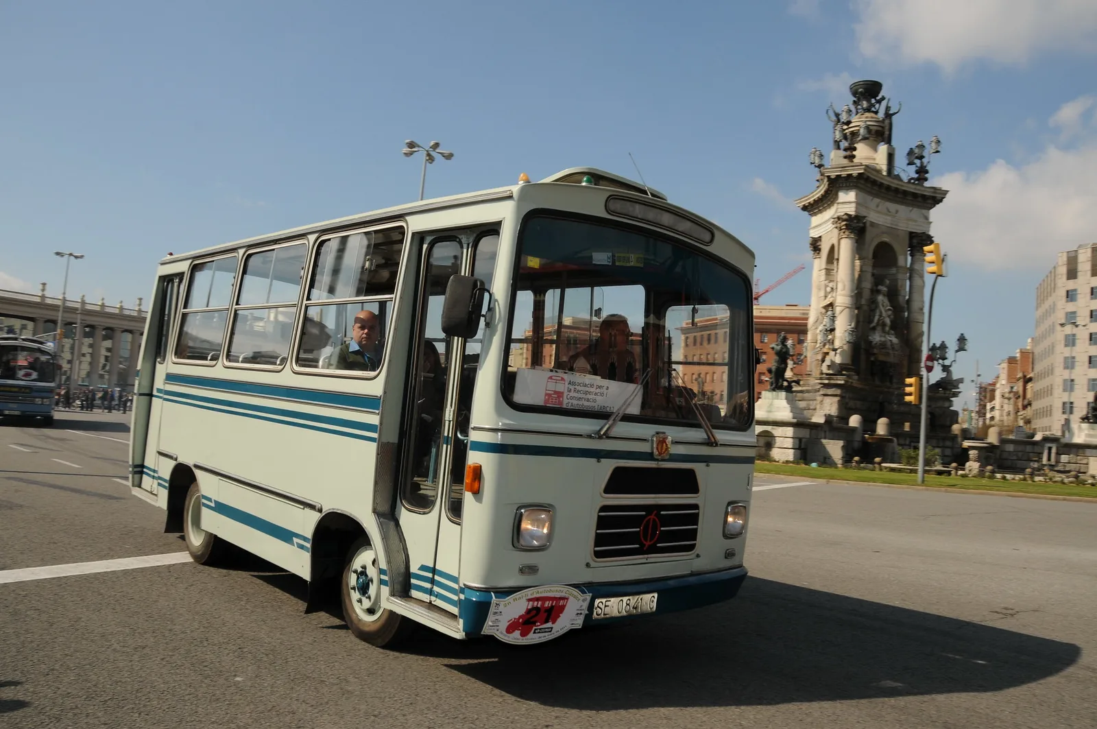 Microbús clàssic a la plaça d’Espanya de Barcelona
