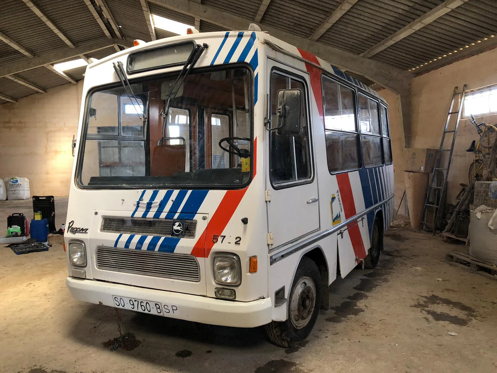 Pegaso-Sava 5702 durant el procés de restauració